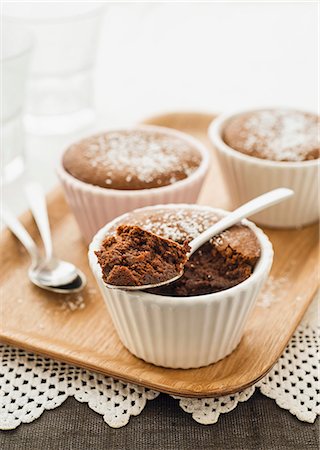 pudding - Mocha and caramel pudding in ramekins Stock Photo - Premium Royalty-Free, Code: 659-07069847