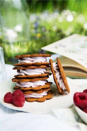 picnic - Biscuits with a creamy filling Photographie de stock - Premium Libres de Droits, Code: 659-07069865