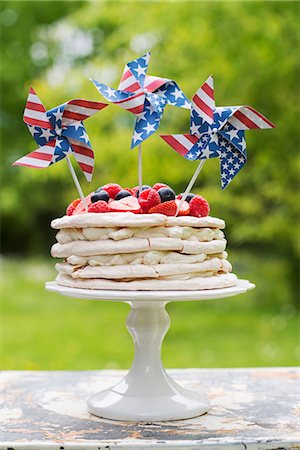 Meringue layer cake with berries and US-flag pinwheels Stock Photo - Premium Royalty-Free, Code: 659-07069869