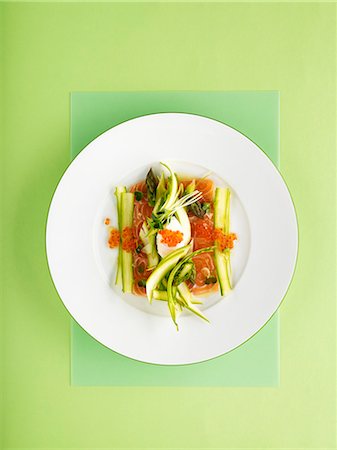 simsearch:659-07069677,k - Wild salmon with asparagus and keta caviar Photographie de stock - Premium Libres de Droits, Code: 659-07069876