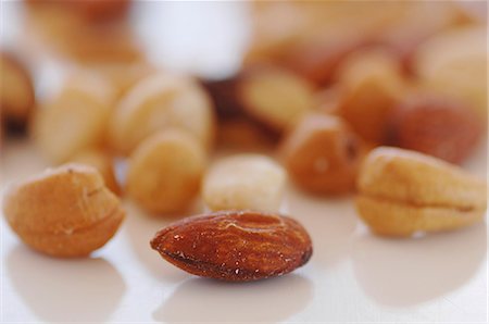 Mixed nuts, close up of almond Fotografie stock - Premium Royalty-Free, Codice: 659-07069895