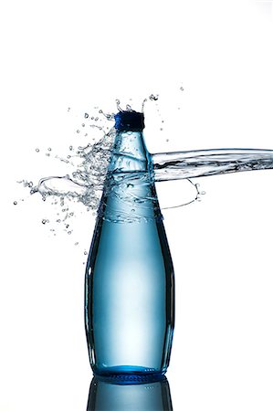 A splash hitting a bottle of water Foto de stock - Sin royalties Premium, Código: 659-07069890
