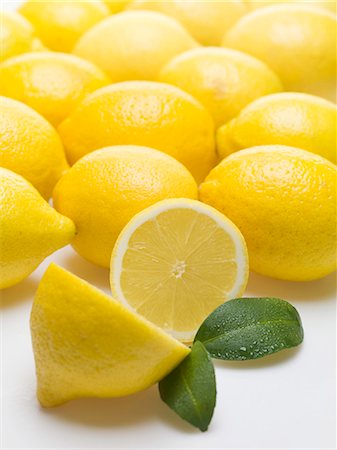 simsearch:659-01852321,k - Lemons and two lemon leaves Photographie de stock - Premium Libres de Droits, Code: 659-07596976