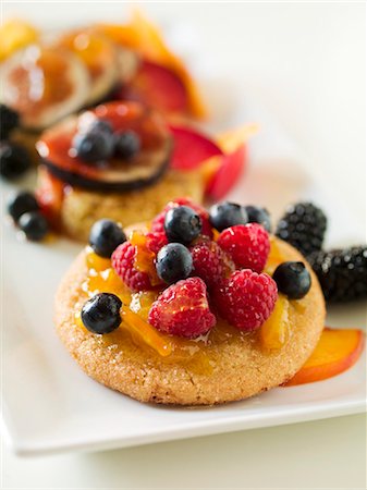 simsearch:659-06307427,k - Cookies Topped with Fresh Fruit and Honey Photographie de stock - Premium Libres de Droits, Code: 659-07596978