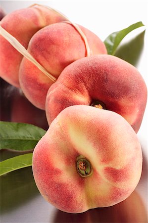 fresh peach - Several vineyard peaches Foto de stock - Sin royalties Premium, Código: 659-07596979