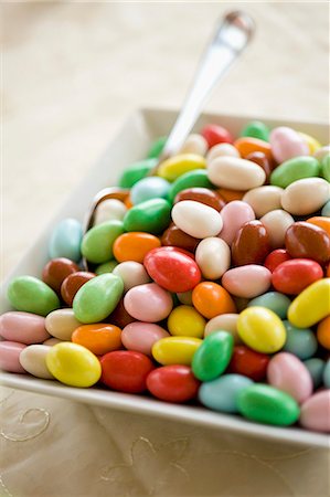 Colourful sugared almonds at a wedding Photographie de stock - Premium Libres de Droits, Code: 659-07596985