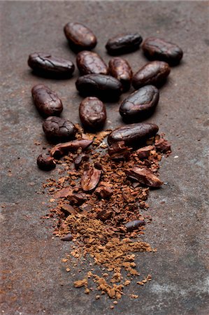 Peeled whole cocoa beans, broken pieces and cocoa on a rusty surface Photographie de stock - Premium Libres de Droits, Code: 659-07596994