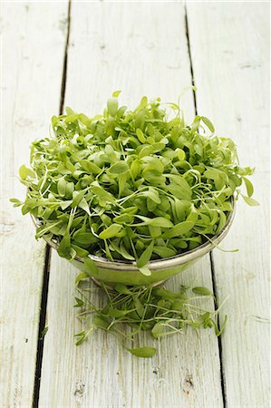 simsearch:659-07610125,k - Fresh watercress in a bowl on a wooden surface Stock Photo - Premium Royalty-Free, Code: 659-07596995