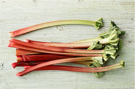 rhubarb - Several sticks of rhubarb Photographie de stock - Premium Libres de Droits, Code: 659-07597001