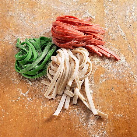 ribbon pasta - Homemade Green White and Red Noodles Photographie de stock - Premium Libres de Droits, Code: 659-07597015