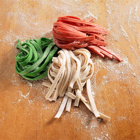 produit céréalier - Homemade Green White and Red Noodles Photographie de stock - Premium Libres de Droits, Code: 659-07597015