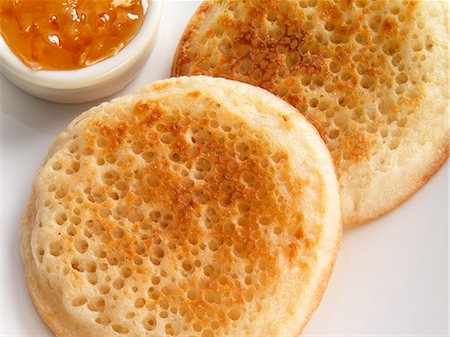 simsearch:693-03617090,k - Crumpets with Marmalade; Close Up Stock Photo - Premium Royalty-Free, Code: 659-07597017