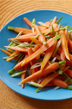 simsearch:659-06306484,k - Halved Organic Baby Carrots with Green Onions Stockbilder - Premium RF Lizenzfrei, Bildnummer: 659-07597031