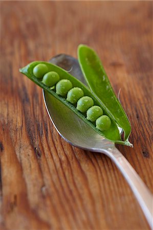 Peas Inside an Open Pea Pod on a Spoon Foto de stock - Sin royalties Premium, Código: 659-07597033