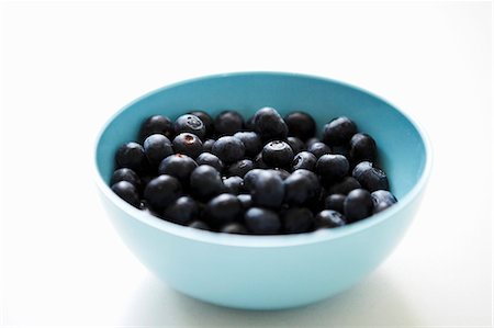 simsearch:659-06153020,k - A bowl of blueberries on a white background Stock Photo - Premium Royalty-Free, Code: 659-07597045