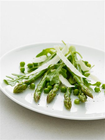 simsearch:659-07610145,k - Asparagas and peas with parmesan shavings on a white plate Foto de stock - Sin royalties Premium, Código: 659-07597043