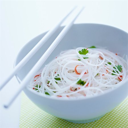 simsearch:656-04926513,k - Glass noodles with chilli and coriander in a white bowl Foto de stock - Sin royalties Premium, Código: 659-07597057