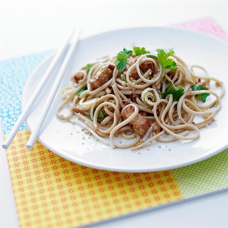 simsearch:659-06372348,k - Pad thai with parsley garnish on a white plate with white chopsticks Foto de stock - Sin royalties Premium, Código: 659-07597058