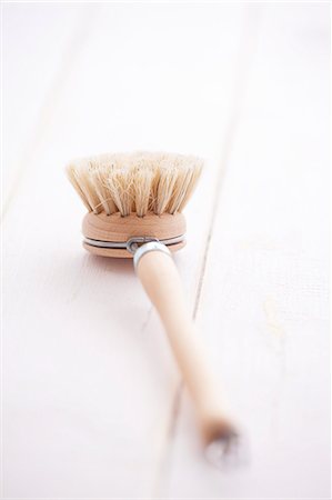 simsearch:659-06373708,k - A wooden washing-up brush Fotografie stock - Premium Royalty-Free, Codice: 659-07597082