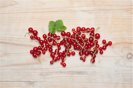 Redcurrants on a wooden surface Foto de stock - Sin royalties Premium, Código: 659-07597090