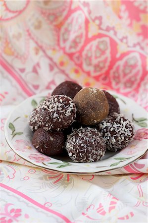 simsearch:659-08940478,k - Chocolate truffles and coconut truffles Stockbilder - Premium RF Lizenzfrei, Bildnummer: 659-07597103