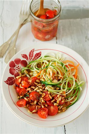 Carrot and courgette 'spaghetti' with marinated tomatoes and pine nuts Foto de stock - Sin royalties Premium, Código: 659-07597134