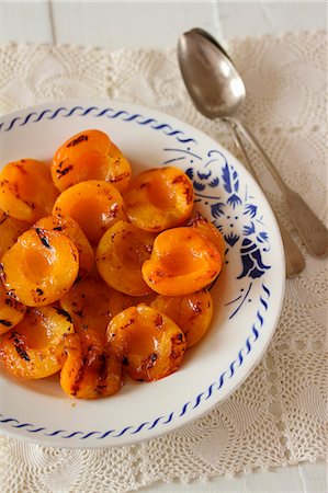 simsearch:659-06154249,k - Grilled apricots with honey Photographie de stock - Premium Libres de Droits, Code: 659-07597137