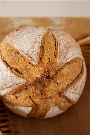 simsearch:659-08905164,k - Rustic wholemeal bread Photographie de stock - Premium Libres de Droits, Code: 659-07597146
