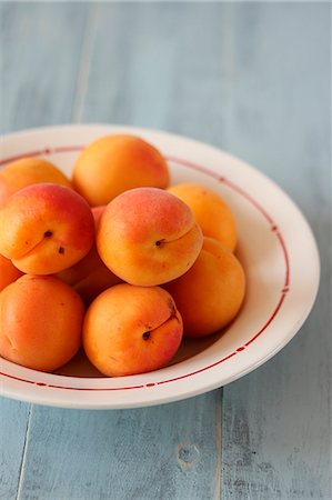 summer fruit - A bowl of fresh apricots Foto de stock - Sin royalties Premium, Código: 659-07597141