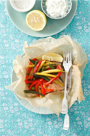 parchment fish - Trout fillet with vegetables Photographie de stock - Premium Libres de Droits, Code: 659-07597155