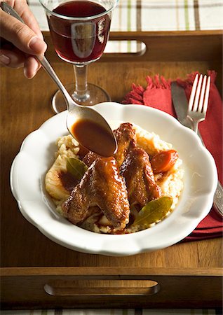 sauce - Chicken in red wine with mashed potato Photographie de stock - Premium Libres de Droits, Code: 659-07597166