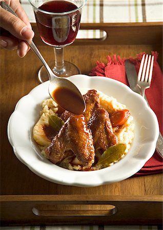 preparo de molho - Chicken in red wine with mashed potato Foto de stock - Royalty Free Premium, Número: 659-07597166