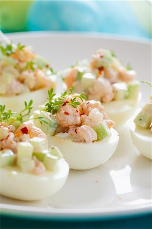 simsearch:659-06372382,k - Stuffed eggs with cucumber, prawns and cress Photographie de stock - Premium Libres de Droits, Code: 659-07597179