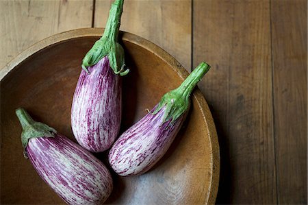 Striped aubergines in a wooden bowl Stock Photo - Premium Royalty-Free, Code: 659-07597198