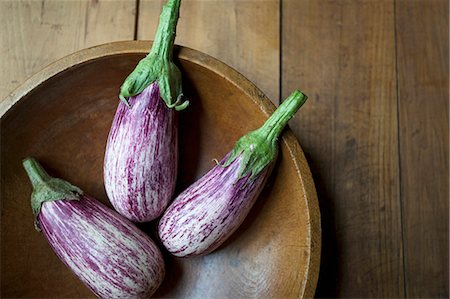 Striped aubergines in a wooden bowl Stockbilder - Premium RF Lizenzfrei, Bildnummer: 659-07597198