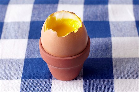 simsearch:659-06494475,k - A soft-boiled egg in a miniature flowerpot Foto de stock - Sin royalties Premium, Código: 659-07597209