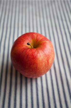 An apple on a striped surface Photographie de stock - Premium Libres de Droits, Code: 659-07597201