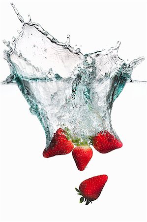simsearch:659-06187090,k - Strawberries falling into water Photographie de stock - Premium Libres de Droits, Code: 659-07597253