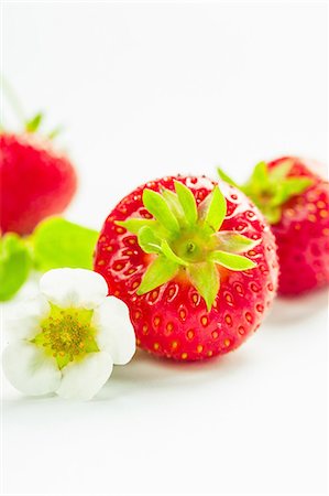 simsearch:659-06152167,k - Strawberries and a strawberry flower Stock Photo - Premium Royalty-Free, Code: 659-07597268