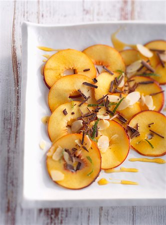 Nectarine carpaccio with sliced almonds and chocolate shavings Foto de stock - Sin royalties Premium, Código: 659-07597287