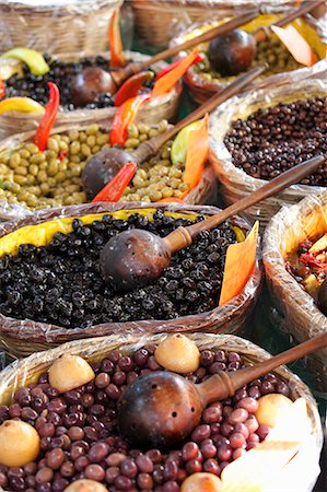 Olives in baskets at the market Fotografie stock - Premium Royalty-Free, Codice: 659-07597282