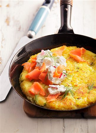 simsearch:659-09124173,k - Rösti (fried Swiss potato cakes) with creamed radish and smoked salmon Foto de stock - Sin royalties Premium, Código: 659-07597293