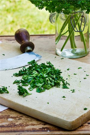 simsearch:659-06495427,k - Chopped parsley with a mezzaluna on a wooden board Photographie de stock - Premium Libres de Droits, Code: 659-07597312