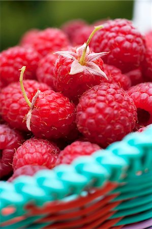 simsearch:659-07598972,k - Fresh raspberries in a basket Foto de stock - Sin royalties Premium, Código: 659-07597335