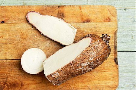 Cassava root, cut open, on a chopping board Foto de stock - Sin royalties Premium, Código: 659-07597359