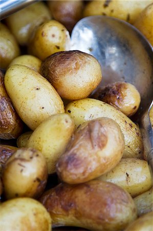 simsearch:659-06901319,k - Potatoes boiled in their skins, with a spoon (close-up) Foto de stock - Sin royalties Premium, Código: 659-07597368