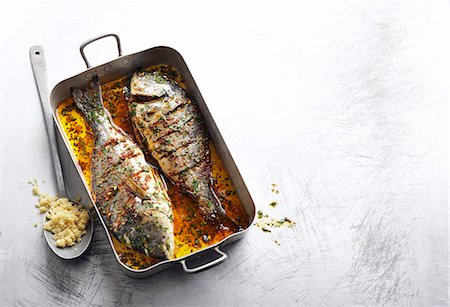 Gilt-head bream baked in spiced oil Foto de stock - Sin royalties Premium, Código: 659-07597377