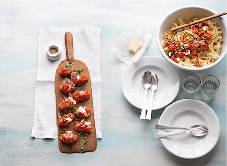 Bruschetta and tagliatelle arrabiata Photographie de stock - Premium Libres de Droits, Code: 659-07597372