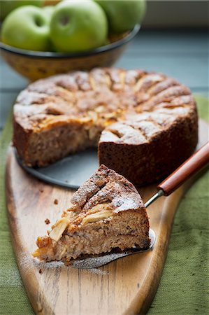 Apple cake with a slice removed and fresh apples Stock Photo - Premium Royalty-Free, Code: 659-07597389