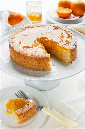 orange cake with sliced removed and fresh oranges Stock Photo - Premium Royalty-Free, Code: 659-07597394